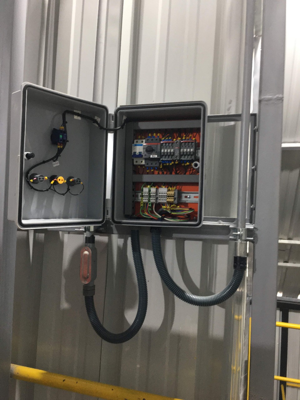 Sistema de Control Eléctrico para Elevador de Carga de 2 Niveles - Imagen 1