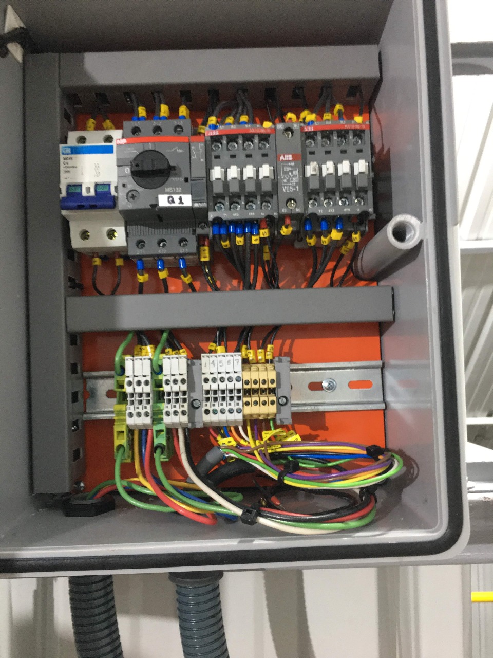 Sistema de Control Eléctrico para Elevador de Carga de 2 Niveles - Imagen 2
