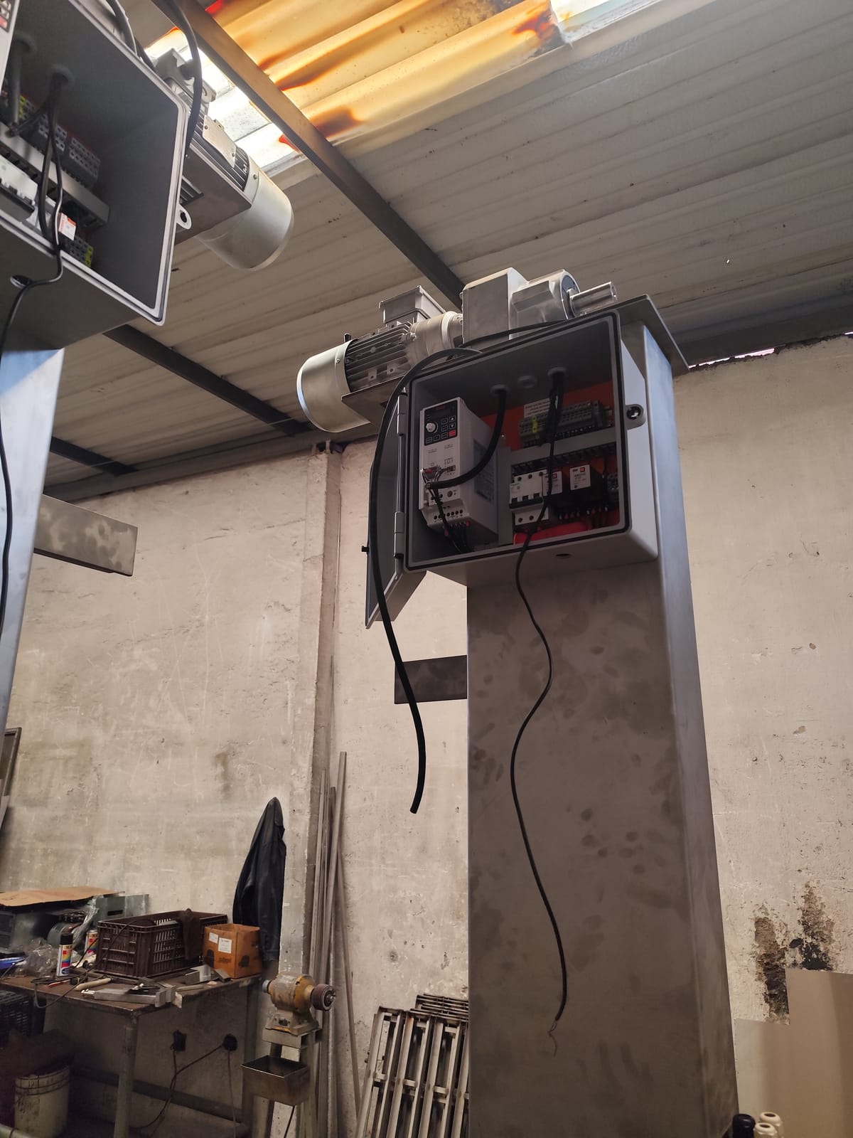 Automatización de Elevador / Volcador de Canastillas para Carne - Imagen 2
