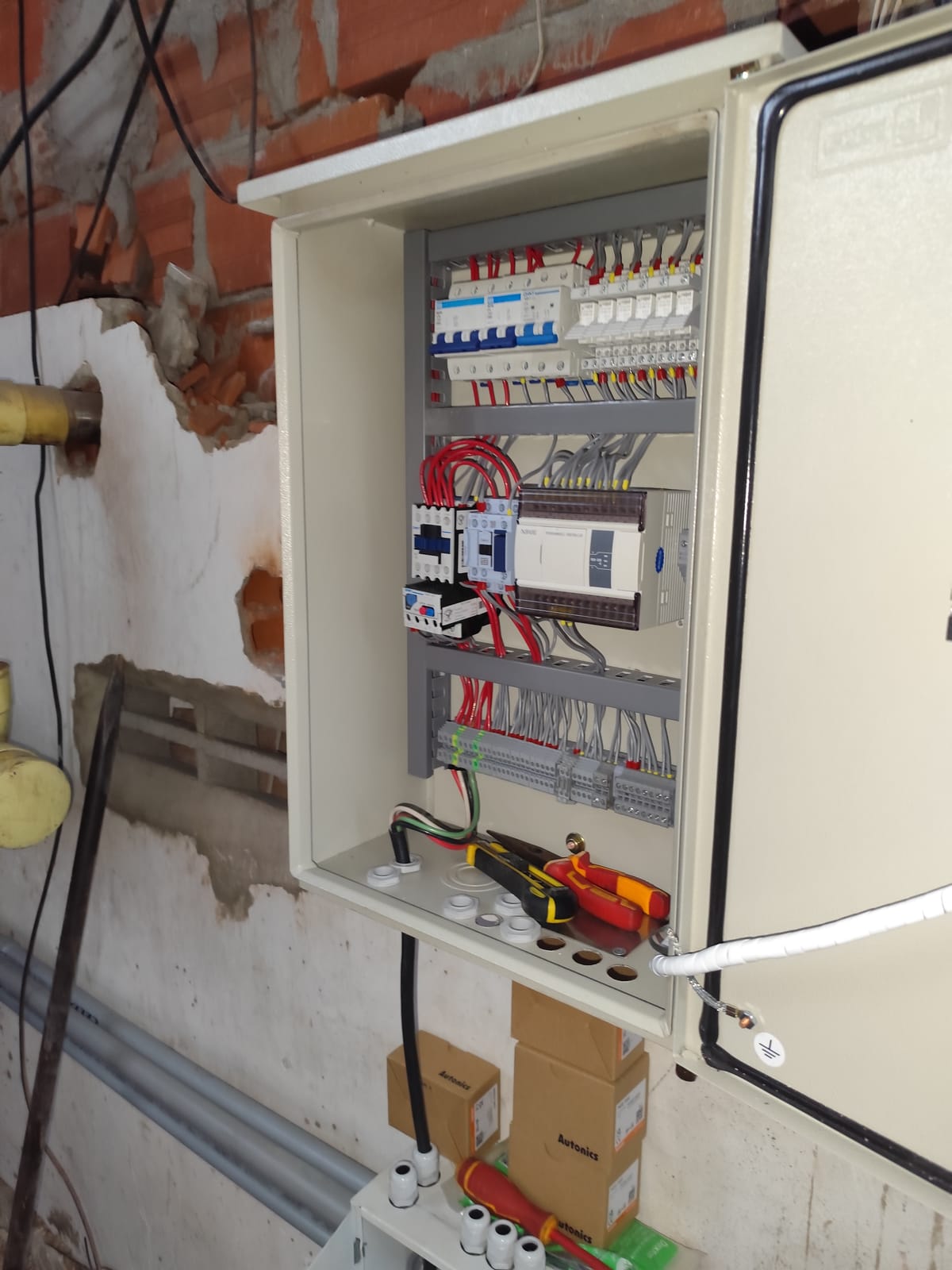 Tablero de Control y Lógica de Parada para Elevador Industrial Multipisos - Imagen 1