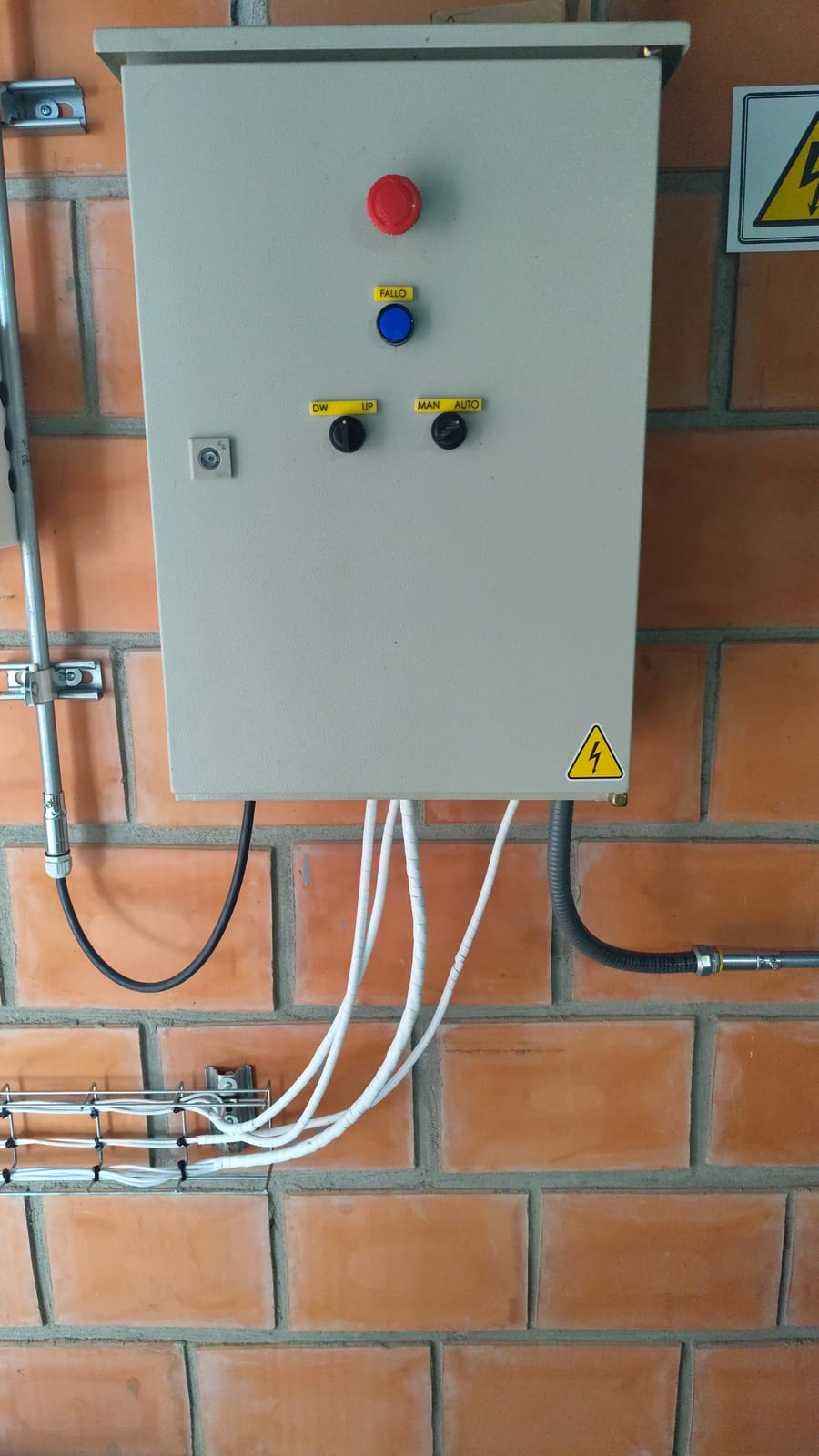 Tablero de Control y Lógica de Parada para Elevador Industrial Multipisos - Imagen 2