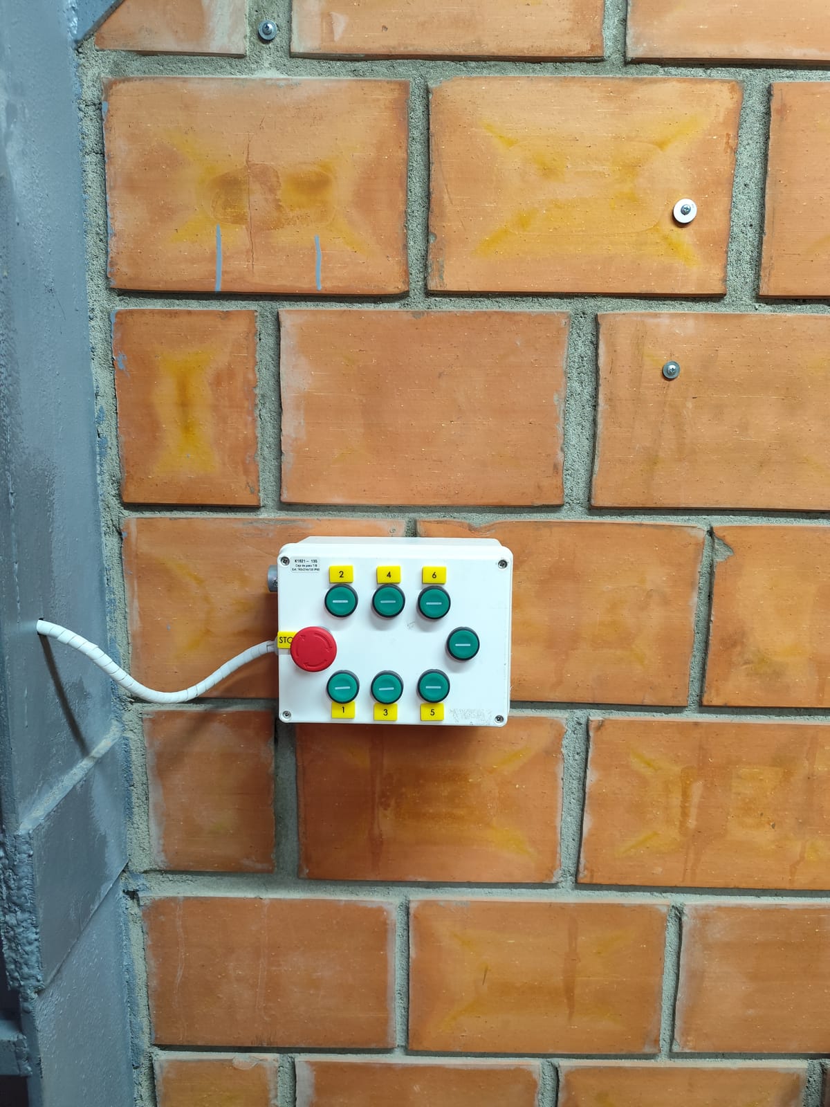 Tablero de Control y Lógica de Parada para Elevador Industrial Multipisos - Imagen 3