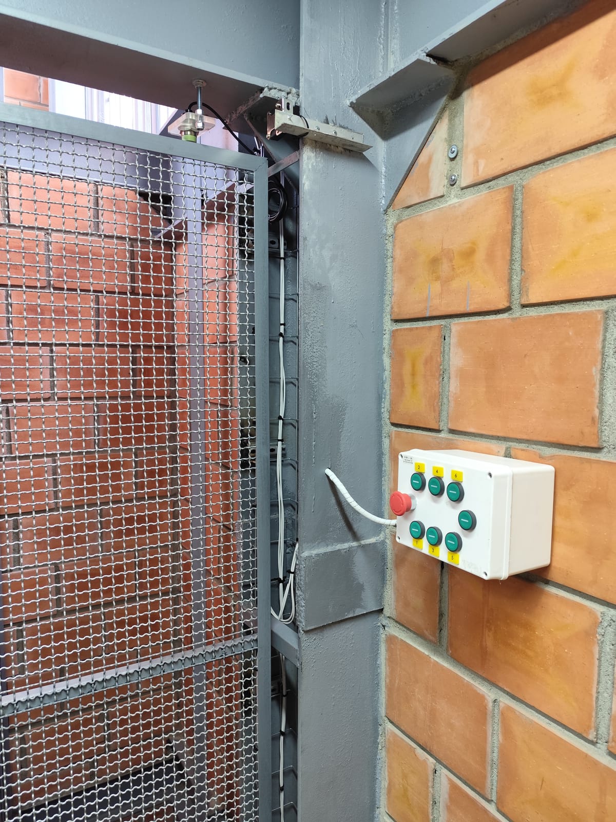 Tablero de Control y Lógica de Parada para Elevador Industrial Multipisos - Imagen 4