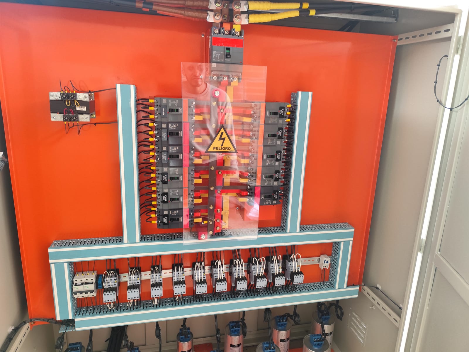 Ensamble de Tableros Eléctricos Industriales y Gabinetes Bajo Norma RETIE - Imagen 1
