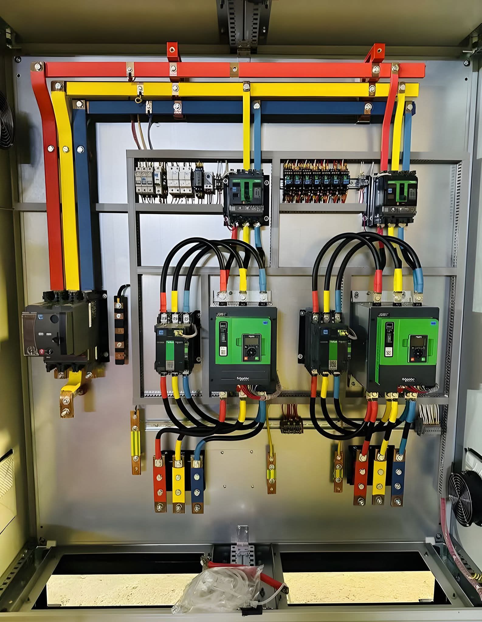 Ensamble y cableado de tablero eléctrico de potencia y control en taller - Gilbert Alvarado
