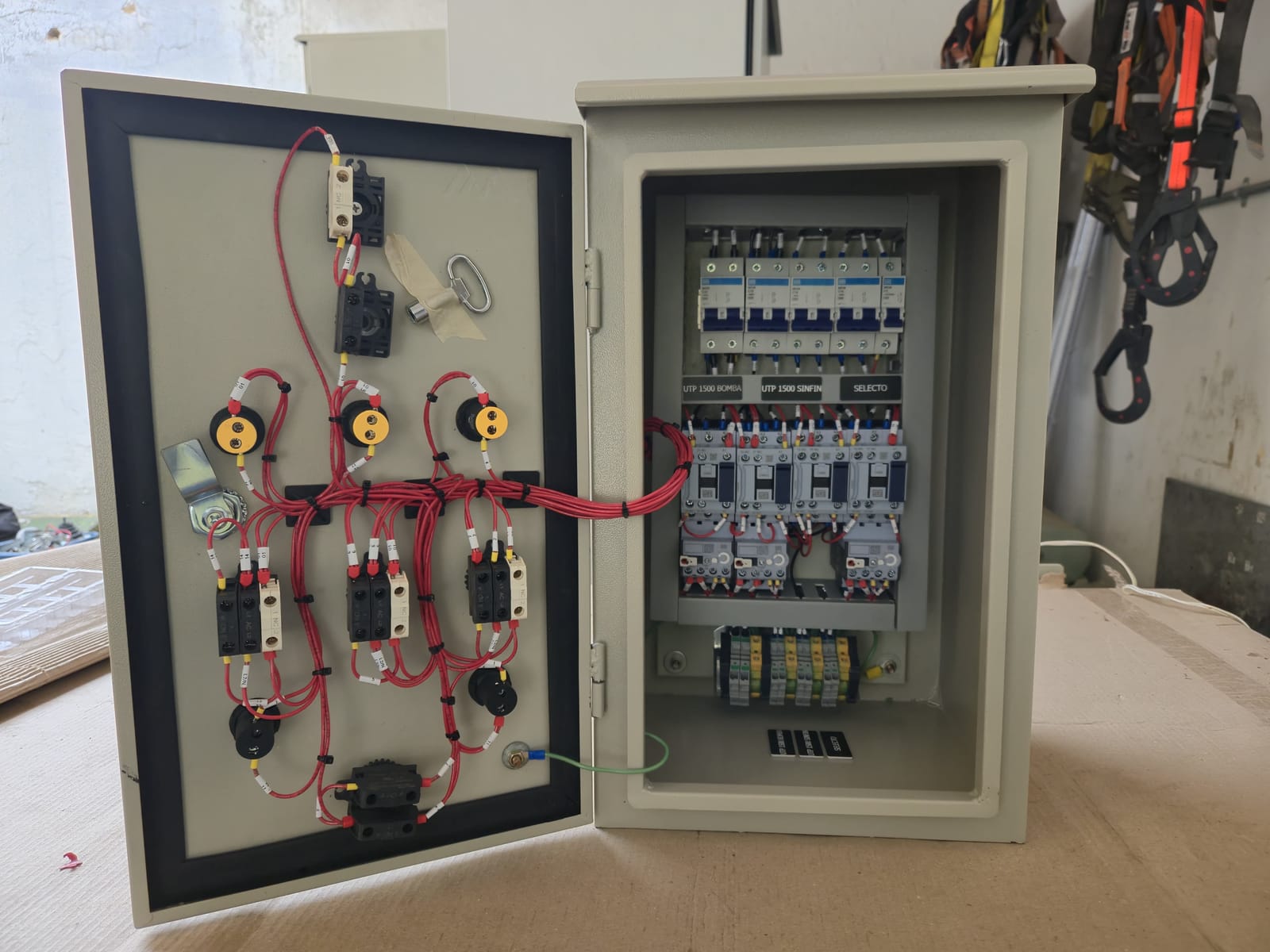 Ensamble de Tableros Eléctricos Industriales y Gabinetes Bajo Norma RETIE - Imagen 3