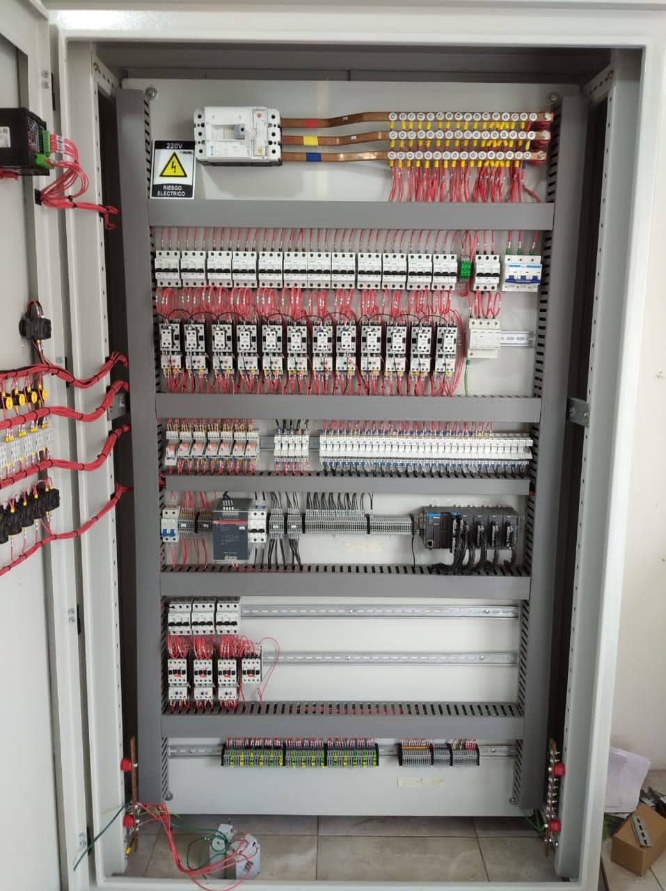 Ensamble de Tableros Eléctricos Industriales y Gabinetes Bajo Norma RETIE - Imagen 5